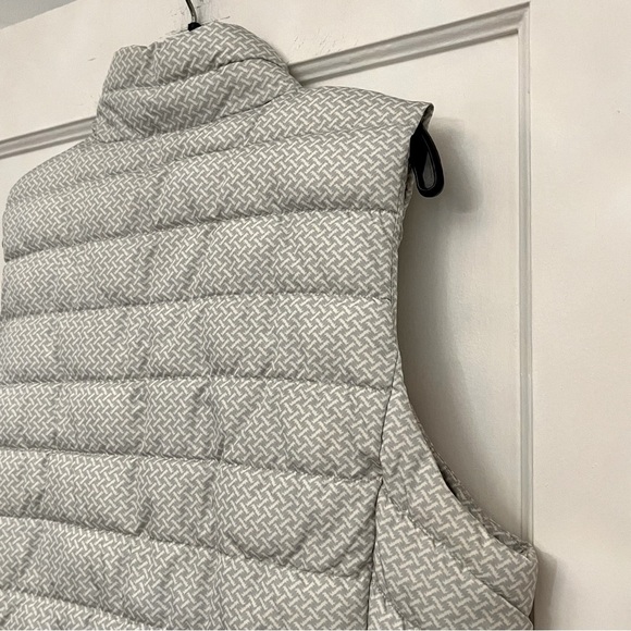 GAP Grey White Puffer Vest Large Outerwear. Zipper & Snap front buttons. Large - Picture 12 of 15